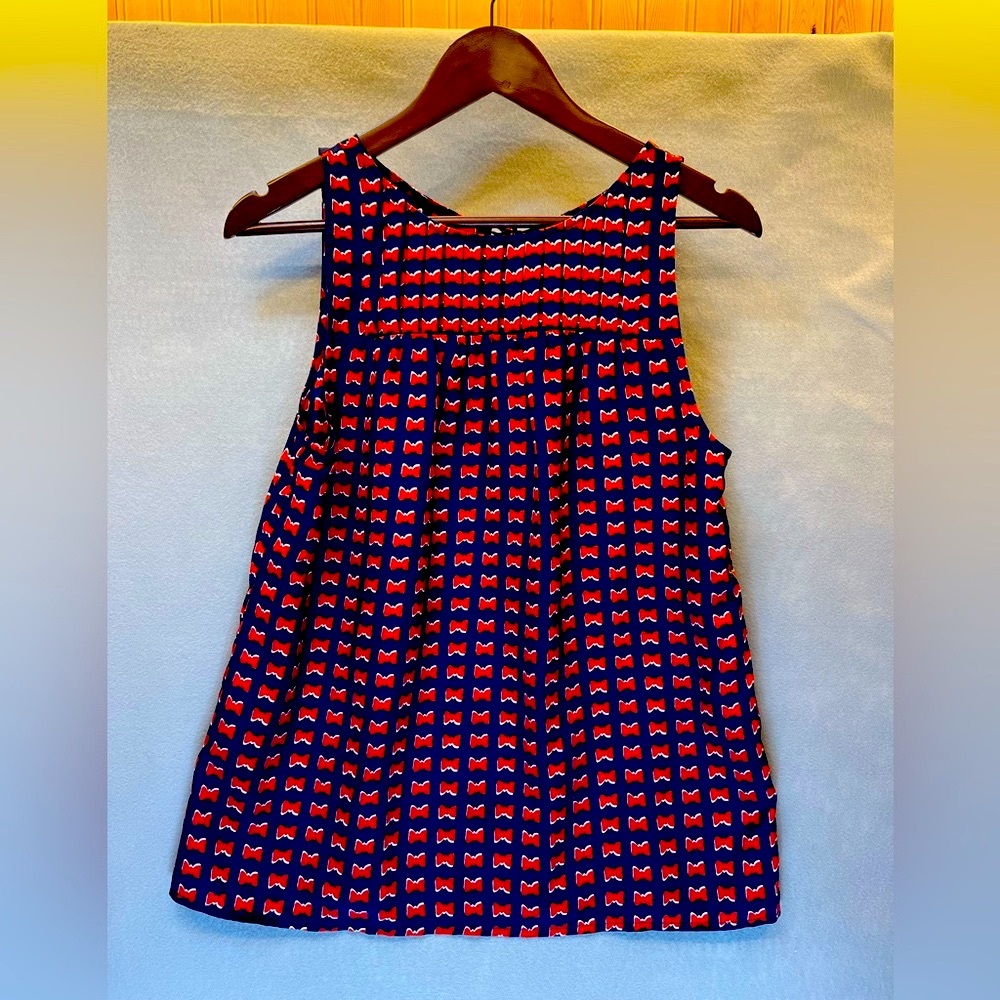 Cynthia Rowley Sleeveless Pintuck Top Womens Size S Blue Red Bow Print Keyhole
